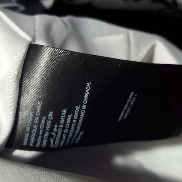 Bebe cold shoulder ruffle top Sz L - Picture 8 of 12